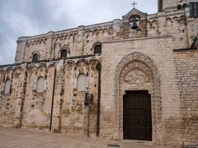 Proprio la visita all�antico portone rappresenta l�ultima tappa del nostro viaggio. Costituisce l�ingresso della chiesa del Rosario, piccolo tempio costruito negli anni 30 in via Giuseppe Millico